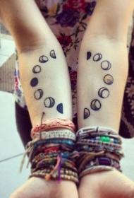 女生手臂好看的月亮轨迹纹身图案