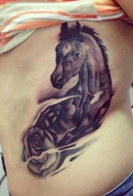 腰部逼真的大黑马和玫瑰纹身图案