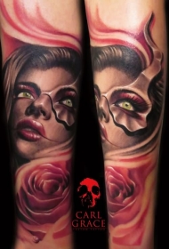 手臂彩色逼真的妇女面具和玫瑰花纹身