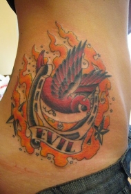 腰部邪恶的红麻雀和火焰纹身图案