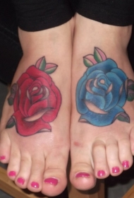 脚背不同色彩的玫瑰花纹身图案