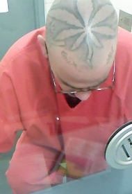 男性头部灰色大麻叶纹身图案