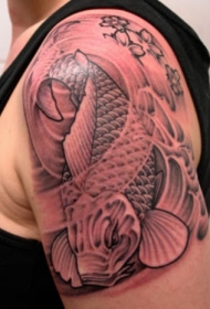 肩部鲤鱼与花朵纹身图案