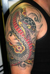 肩部一条彩色的蛇纹身图案