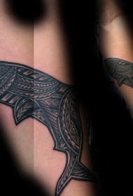手臂神奇描绘鲨鱼图腾纹身图案