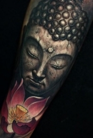 手臂逼真的石雕风格如来佛祖雕像和莲花纹身