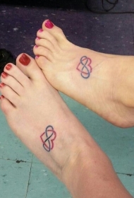 女性脚部彩色爱心纹身图案