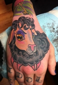 手背可爱的少女羊纹身图案