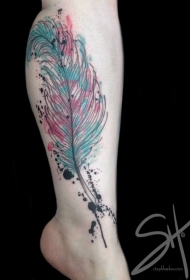 小腿漂亮的水彩风格羽毛纹身图案