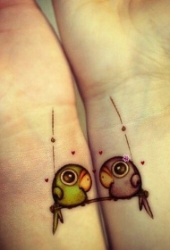 手腕上的友谊鸟纹身图案