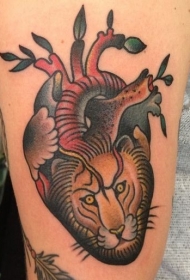 手臂彩色狮子与心脏纹身图案