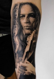 手臂逼真的男子肖像与吉他纹身图案