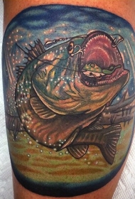腿部彩色小鲤鱼上钩纹身图案