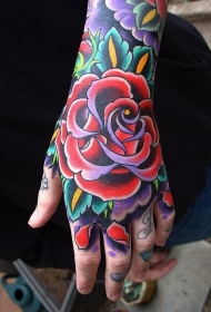 手部彩色传统风格的玫瑰花纹身图案