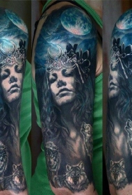 手臂神秘的女性肖像与夜晚狼月亮纹身图案