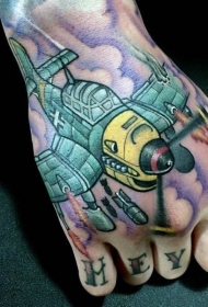 手背彩色滑稽的二战飞机纹身图案