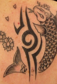 背部黑色部落花与锦鲤纹身图案
