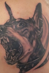 长着大嘴的杜宾犬纹身图案