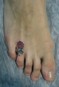 脚趾彩色漂亮的红玫瑰纹身图片