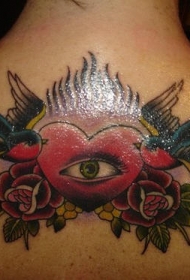 背部爱心与眼睛和玫瑰燕子纹身图案