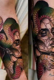 手臂新学校风格的彩色蛇与女人纹身图案