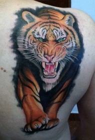 背部印象深刻的手绘彩色老虎纹身图案