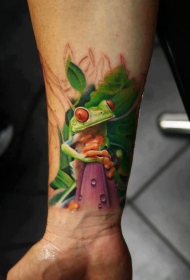 手腕上逼真的绿色小青蛙纹身图案