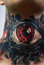 男子颈部令人难以置信的红色神秘的眼睛纹身图案