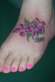 女性脚背彩色紫罗兰花纹身图案