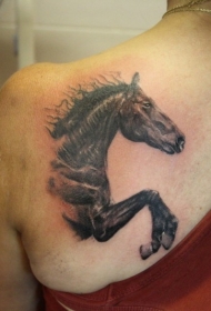 背部精美的黑马纹身图案