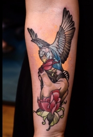 手臂新传统风格的彩色猫头鹰与玫瑰纹身