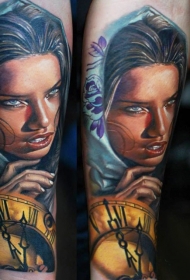 小臂写实女人肖像与金色时钟纹身图案