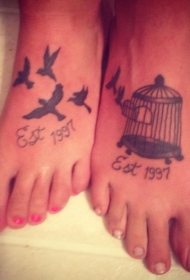 闺蜜脚部小鸟和笼子里的小友谊纹身图案
