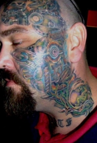 男性脸部夸张的彩绘纹身图案