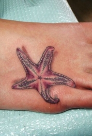 少女脚背的粉红色海星纹身图案