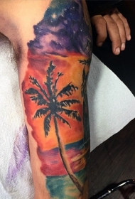 手臂彩色棕榈树与海洋日落纹身图案