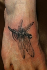 写实的蜻蜓纹身图案