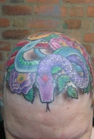 男性头部彩色蛇与花朵纹身图案