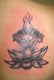 肩部灰色莲花和神圣的心纹身