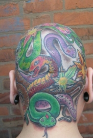 头部彩色许多分裂艳蛇纹身图案