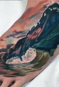 脚背彩色逼真的大海浪纹身图案