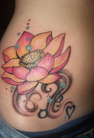 腰部彩色粉红莲花与爱心纹身图案