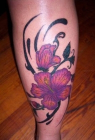 腿部紫色木槿花纹身图片
