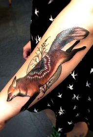 手臂可爱的七彩狐狸纹身图案