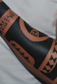 手臂严酷的部落黑色图腾纹身图案