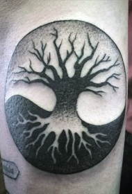 手臂黑色圆点风格的神秘树纹身图片