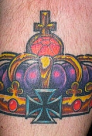 带有十字架的紫色皇冠纹身图案