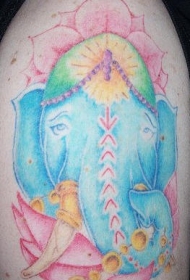 象神头部和莲花纹身图案