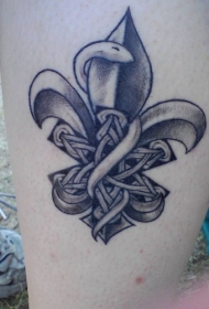 腿部灰色鸢尾花符号与蛇纹身图案