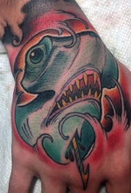 手部彩色旧校鲨鱼头部纹身图案